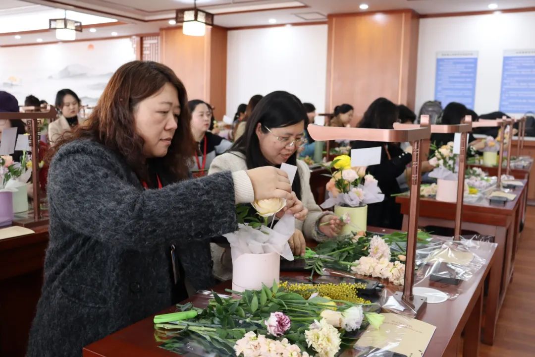“三八”花漾展风姿，梳暖福利共此时——教育学院共庆“3·8”女神节