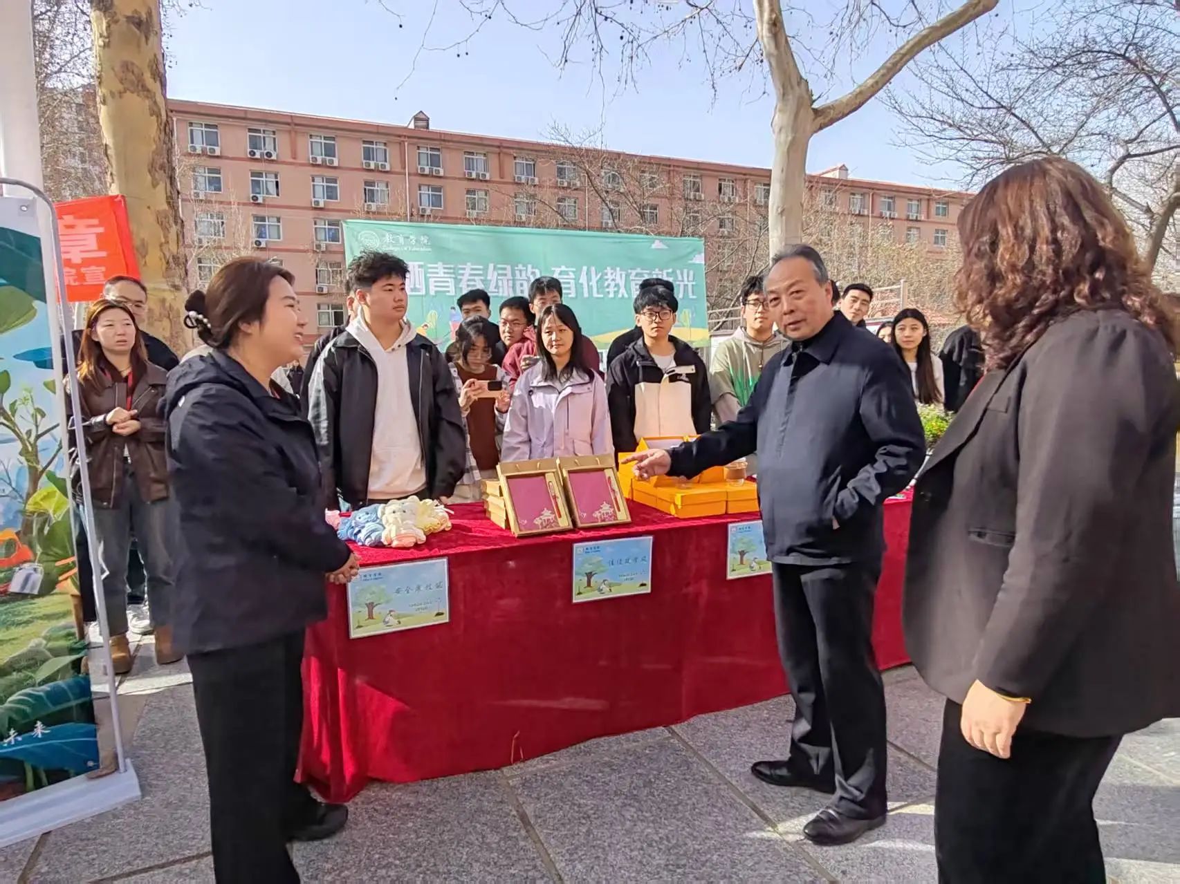 浇洒青春绿韵，育化教育新光