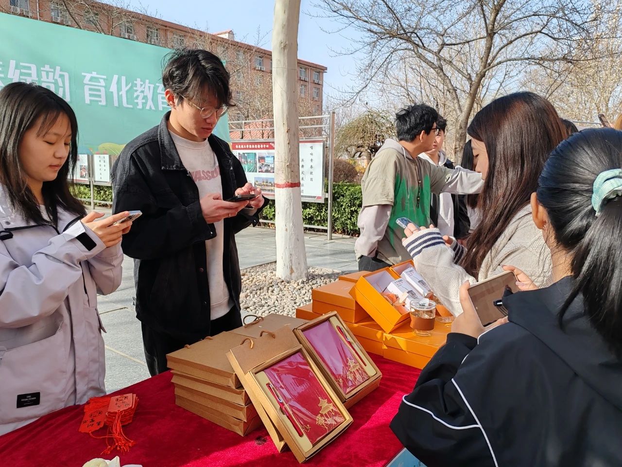 浇洒青春绿韵，育化教育新光