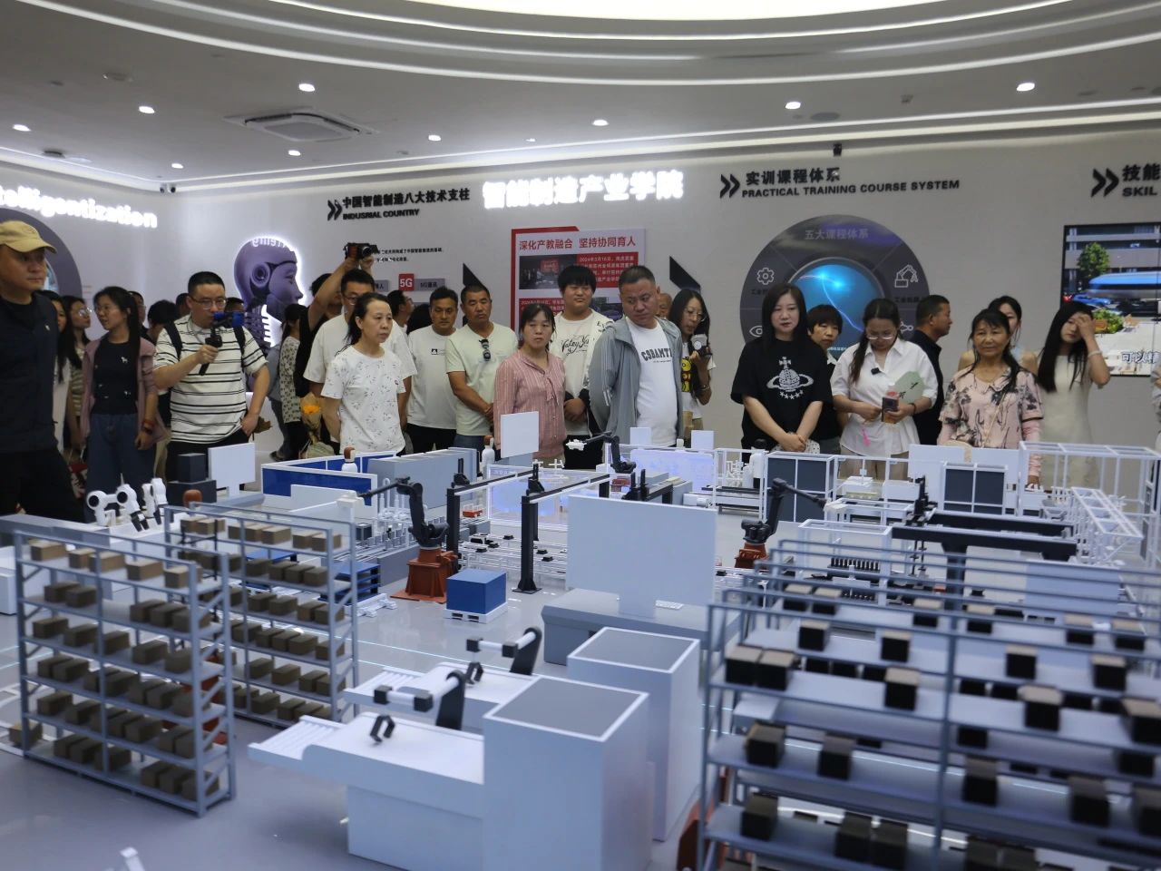 保定理工学院‖教育学院‖遇见未来，共育花开—2025届教育学院家长接待日圆满完成