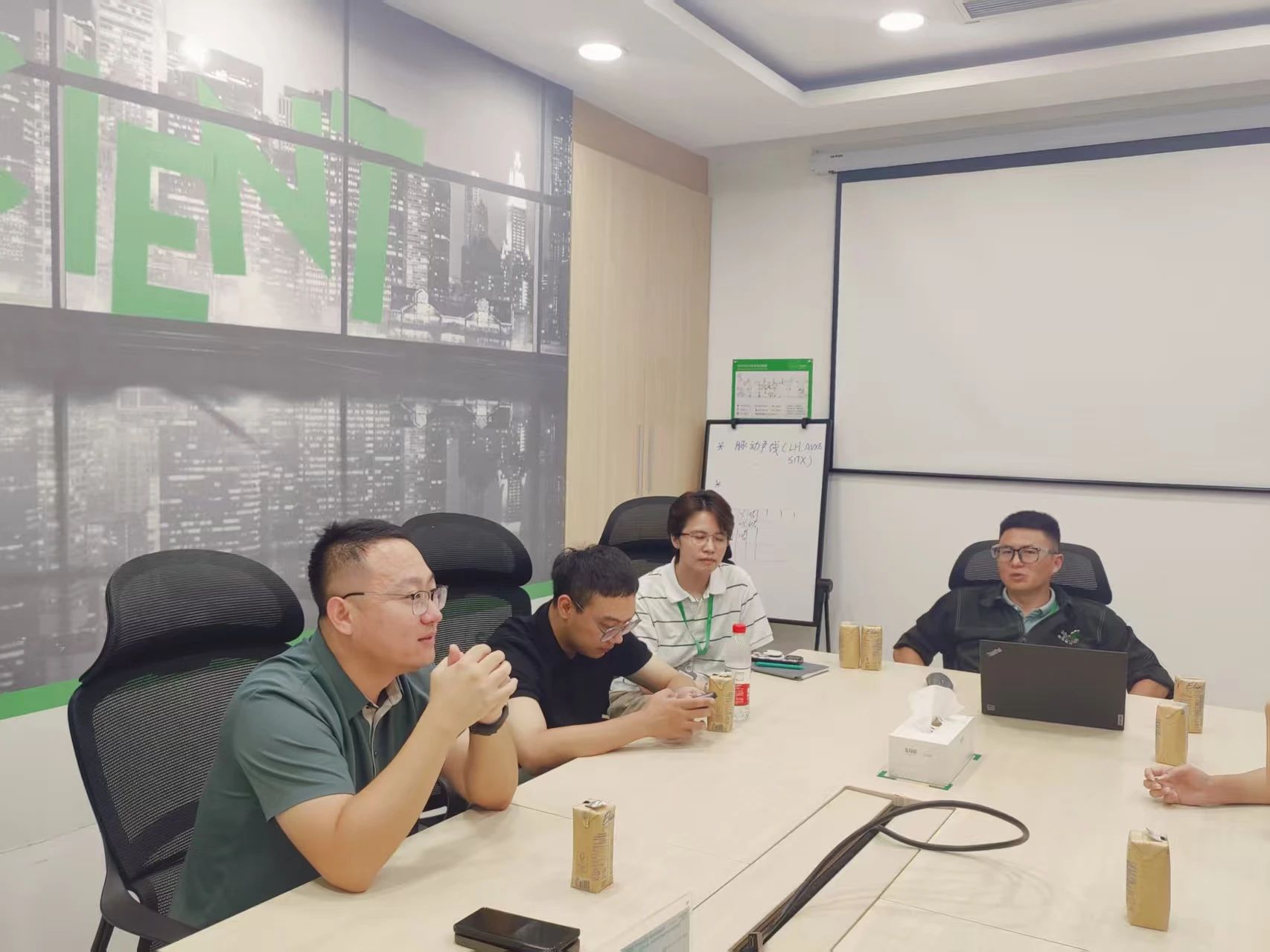 产教融合共聚力 慰问学子暖人心——我院与施耐德携手筑牢育人路