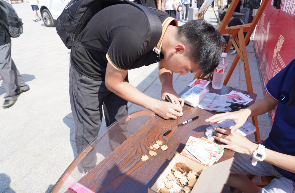 刮卡抽好礼 暖心伴新生