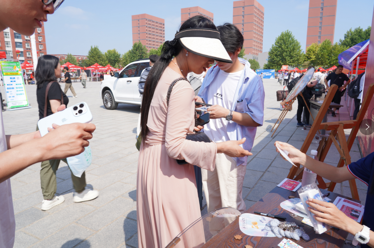 刮卡抽好礼 暖心伴新生