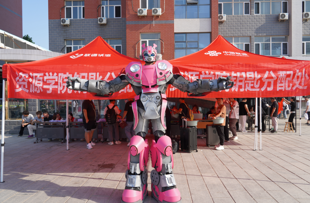 萌趣角色齐上阵 暖心迎接新同学