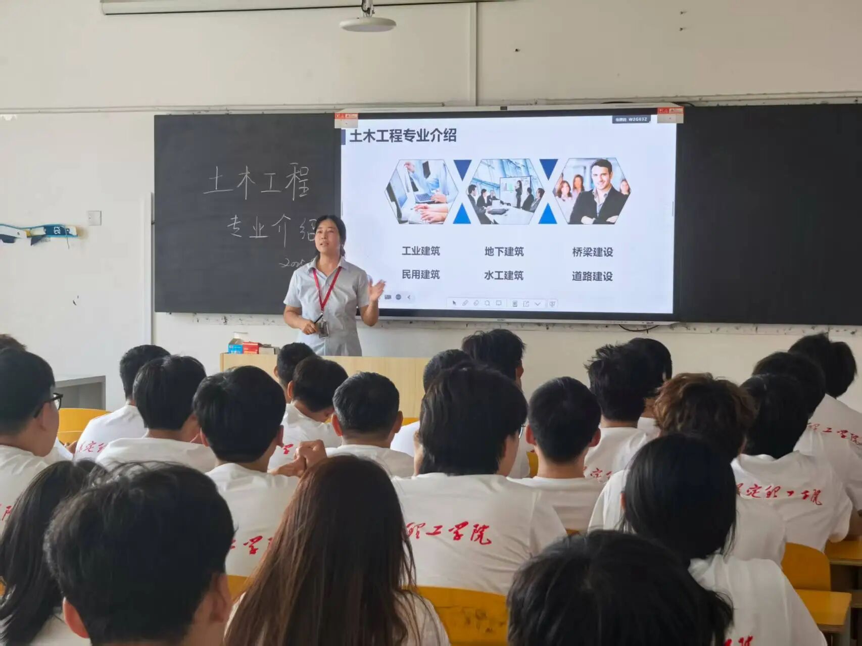 专业详解明方向 师生共话助成长