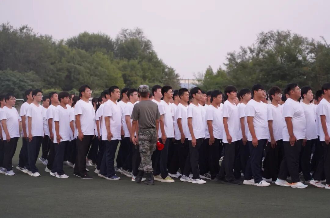 晒黑的是皮肤 淬炼的是意志 ——我院新生军训迎全新蜕变