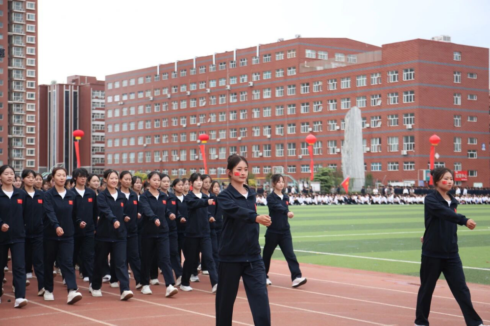 青春逐梦 强国有我——保定理工学院2025级新生开学典礼暨军训结营式盛大举行