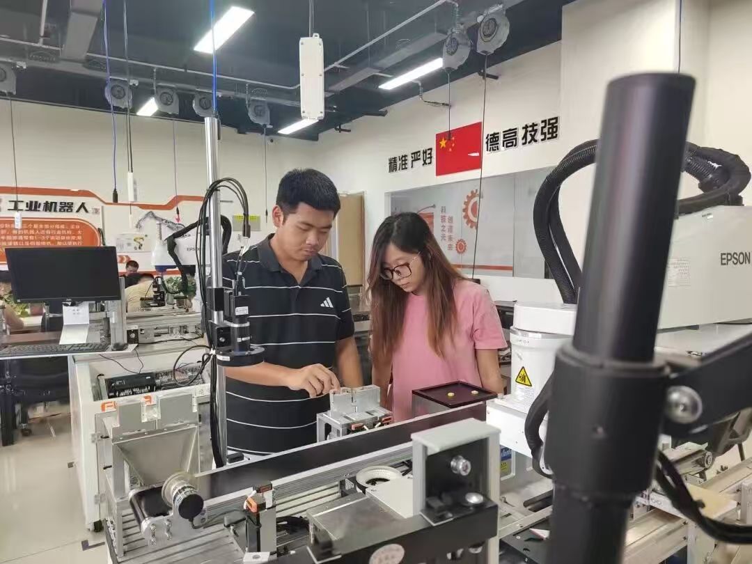 保定理工学院学生团队在2025年睿抗机器人开发者大赛省赛中荣获二等奖