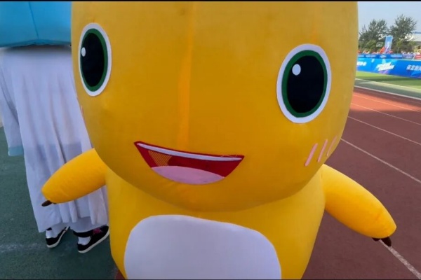 青春聚力赛场——保定理工学院康复医学院志愿者点亮莲池区足球超级联赛开幕式