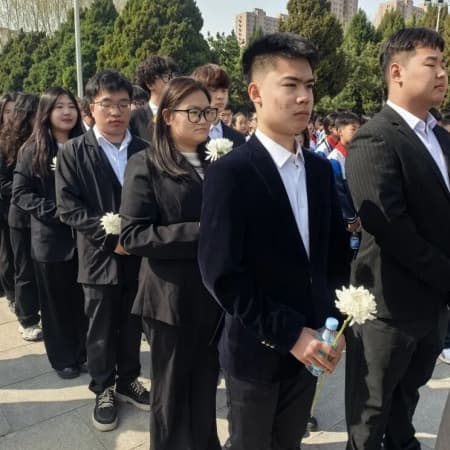 “致敬革命先烈，让信仰之光在清明闪耀”