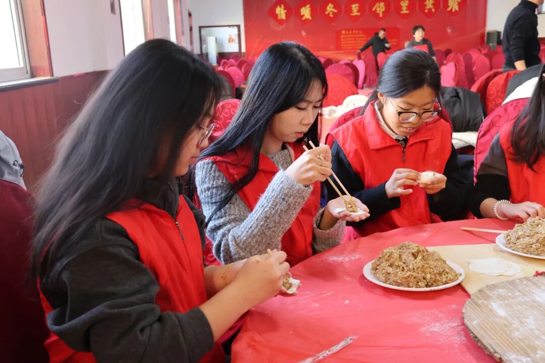 【情暖冬至，邻里共飨】保定理工学院经济学院志愿者走进东小庄村开展“冬至送暖，志愿同行”主题冬至饺子宴活动