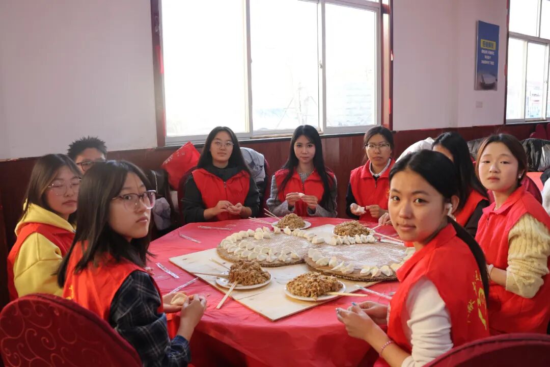 【情暖冬至，邻里共飨】保定理工学院经济学院志愿者走进东小庄村开展“冬至送暖，志愿同行”主题冬至饺子宴活动