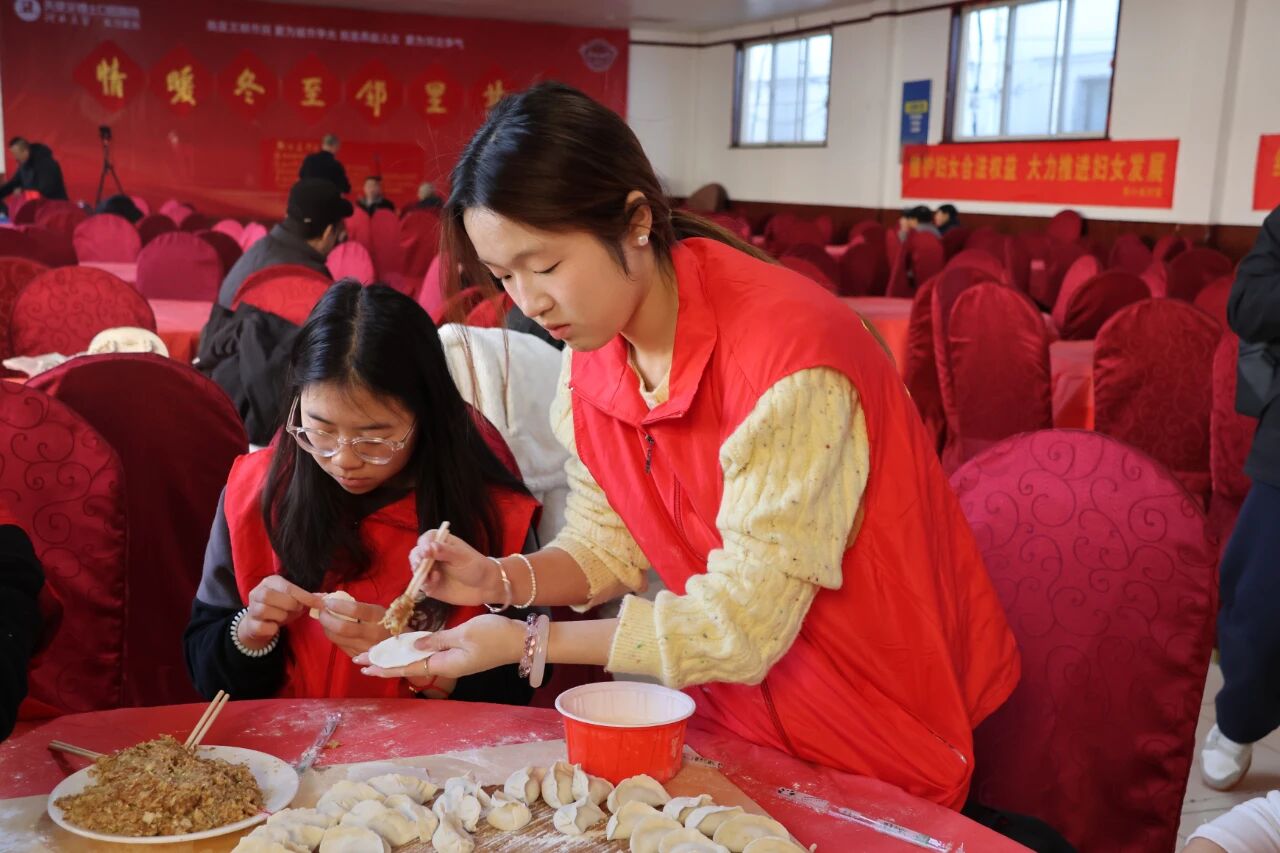 【情暖冬至，邻里共飨】保定理工学院经济学院志愿者走进东小庄村开展“冬至送暖，志愿同行”主题冬至饺子宴活动