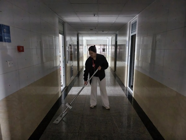 暖心服务|保定理工学院管理学院辅导员节后清扫楼道迎开学