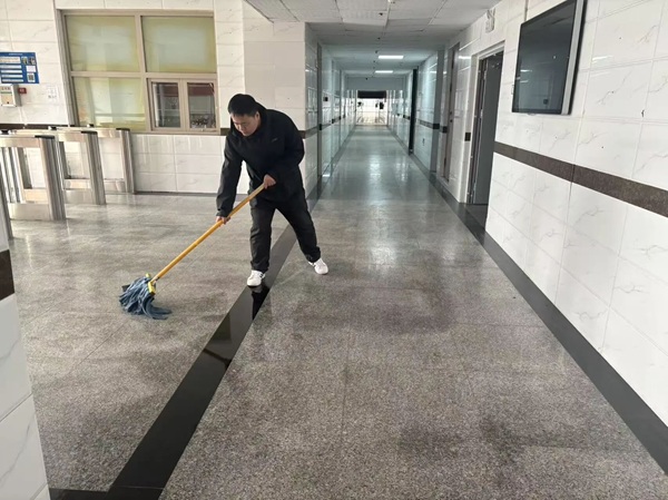 暖心服务|保定理工学院管理学院辅导员节后清扫楼道迎开学