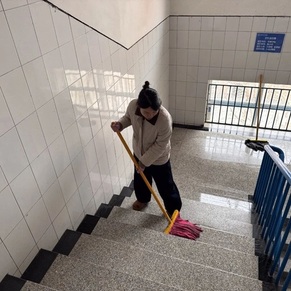 暖心服务|保定理工学院管理学院辅导员节后清扫楼道迎开学