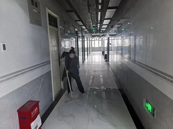 暖心服务|保定理工学院管理学院辅导员节后清扫楼道迎开学