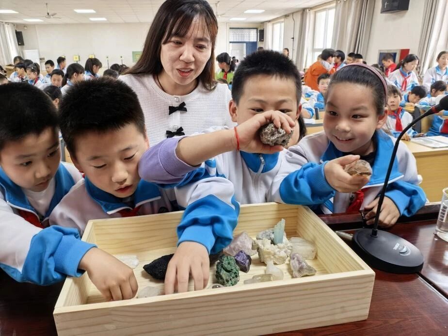 保定理工学院开展“珍爱自然资源，守护美丽中国”地质科普进校园活动