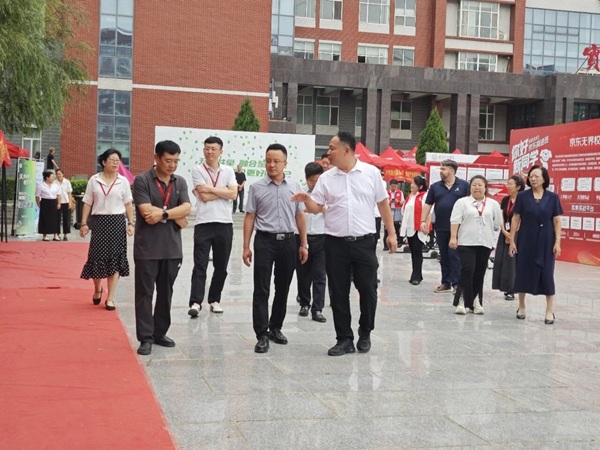 心系萌新 深耕服务｜校领导莅临我院迎新现场视察指导工作