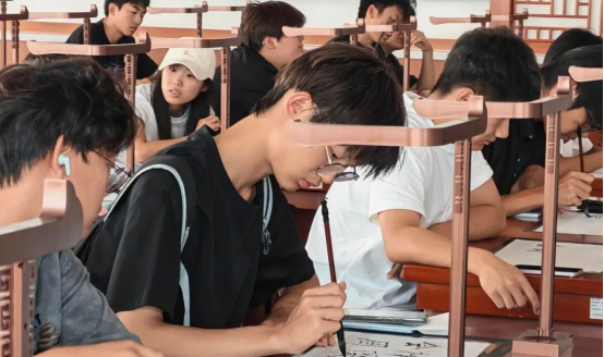 沉浸式探访实训阵地 感悟实践育人力量 ——我院组织学生开展实验室参观活动