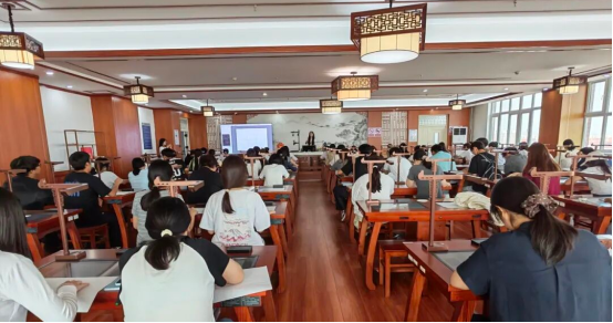 沉浸式探访实训阵地 感悟实践育人力量 ——我院组织学生开展实验室参观活动