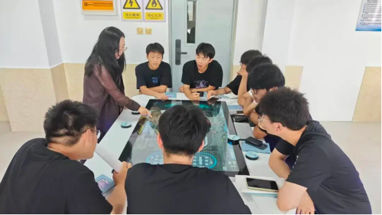 沉浸式探访实训阵地 感悟实践育人力量 ——我院组织学生开展实验室参观活动